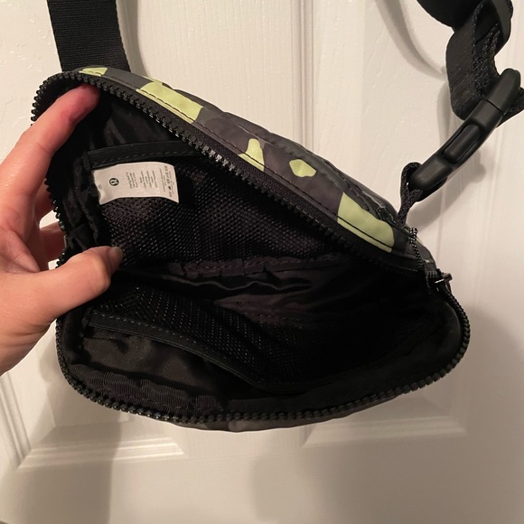 Lululemon Everywhere Belt Bag *1L
Heritage 365 Camo Neo Mint Multi / Black - Picture 5 of 8